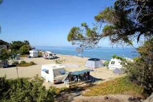 Emplacements camping naturiste