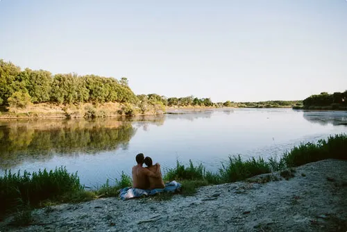 Méditer nu dans la nature