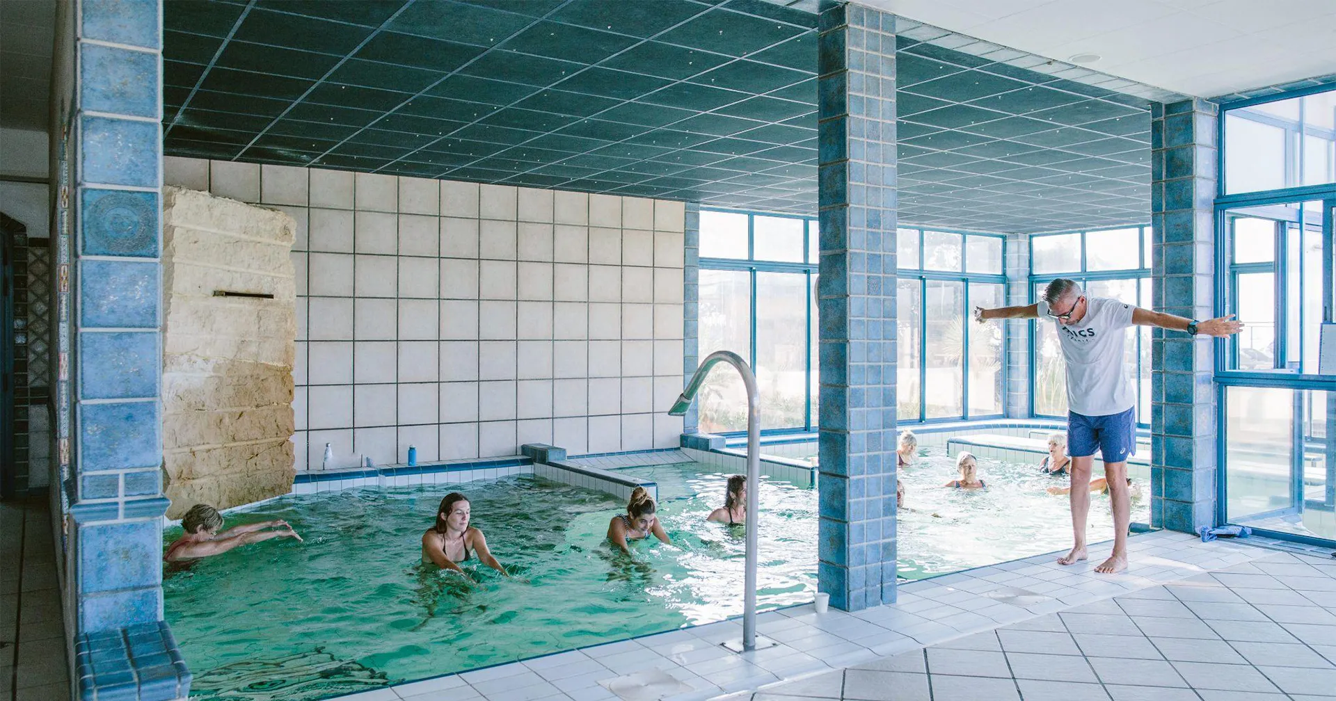 Stay fit all year round with aquagym classes led by a sports coach.