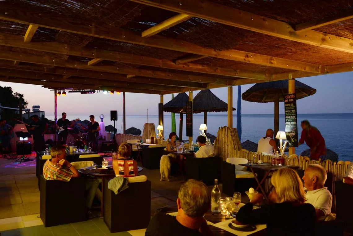 Bar-restaurant aan zee, direct aan het strand in Corsica