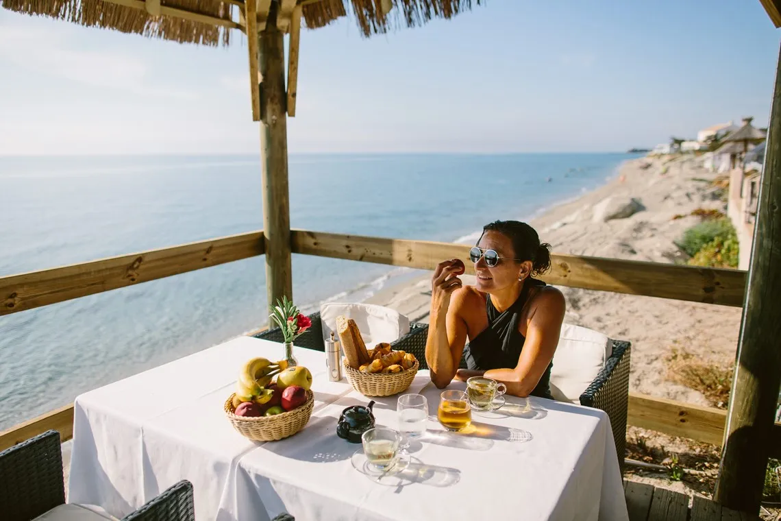 Relájense en el restaurante-bar de la playa en Riva Bella en Córcega