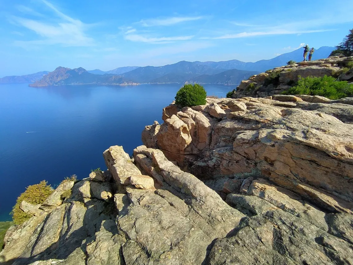 In Corsica, ci sono paesaggi di scisto e granito.