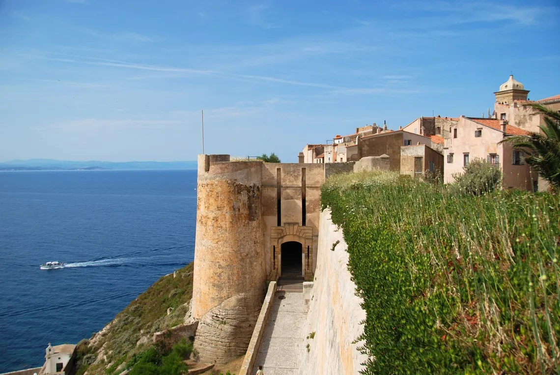 Die genuesische Zitadelle von Bonifacio auf Korsika