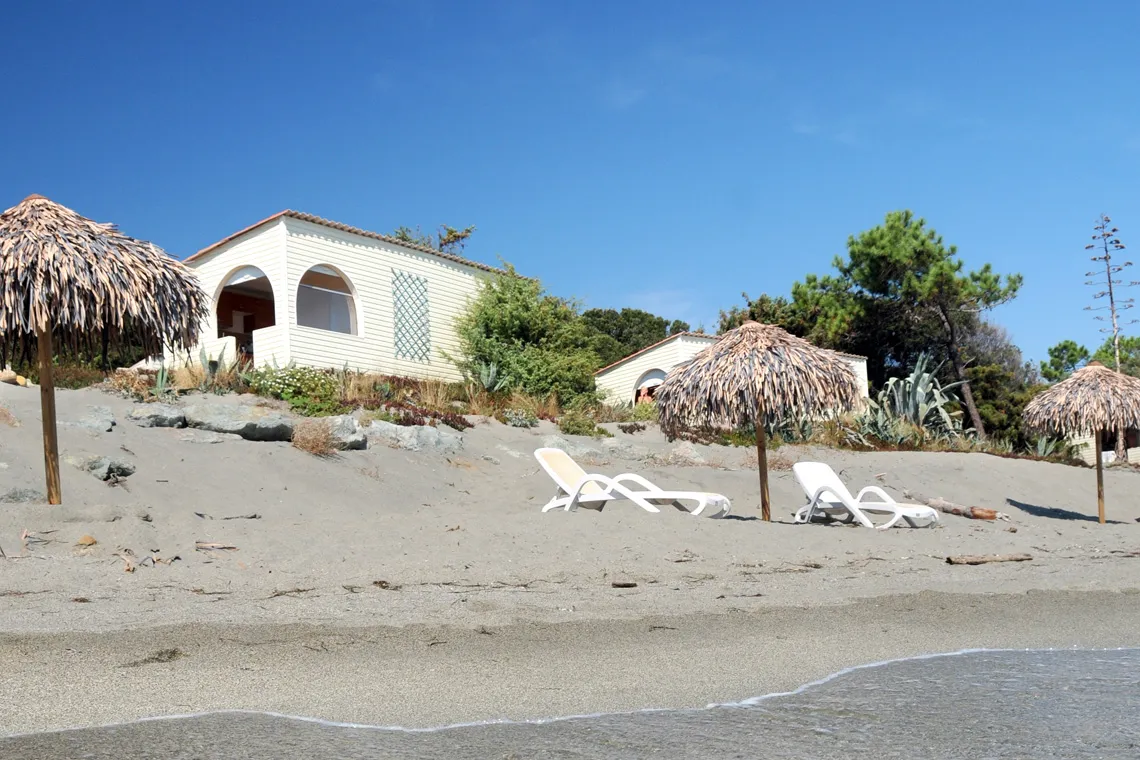The Alba bungalow, rented accommodation on a Corsican naturist beach