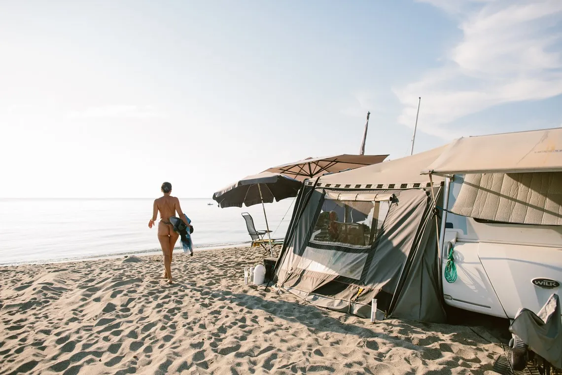 Camping naturista para caravana en la playa o en la naturaleza en Córcega