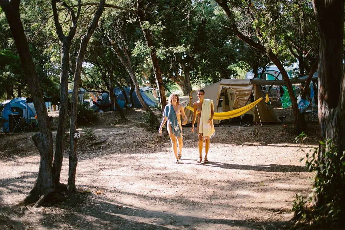 Emplacements pour tente, camping naturiste Riva Bella en Corse