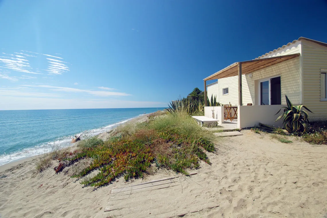 La Villa Onda, alojamiento en la playa naturista en Córcega, una villa con los pies en el agua o en la naturaleza.